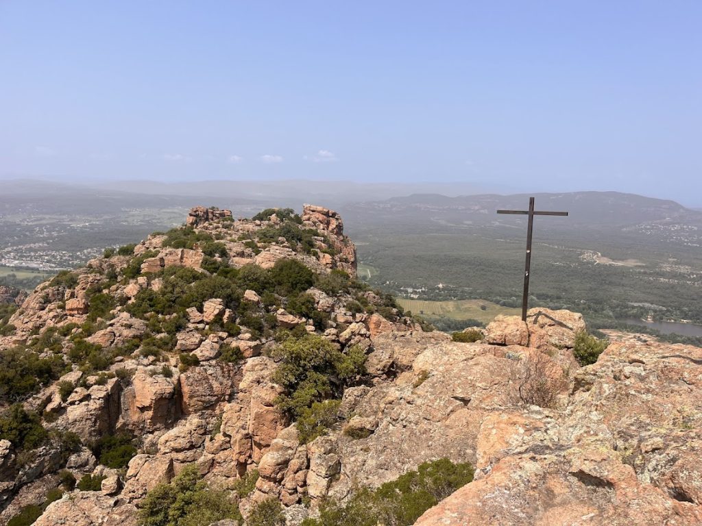 Une vue apaisante de la nature dans le var  évoquant la sérénité et le retour au calme