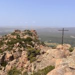 Une vue apaisante de la nature du Var évoquant la sérénité et le retour au calme.