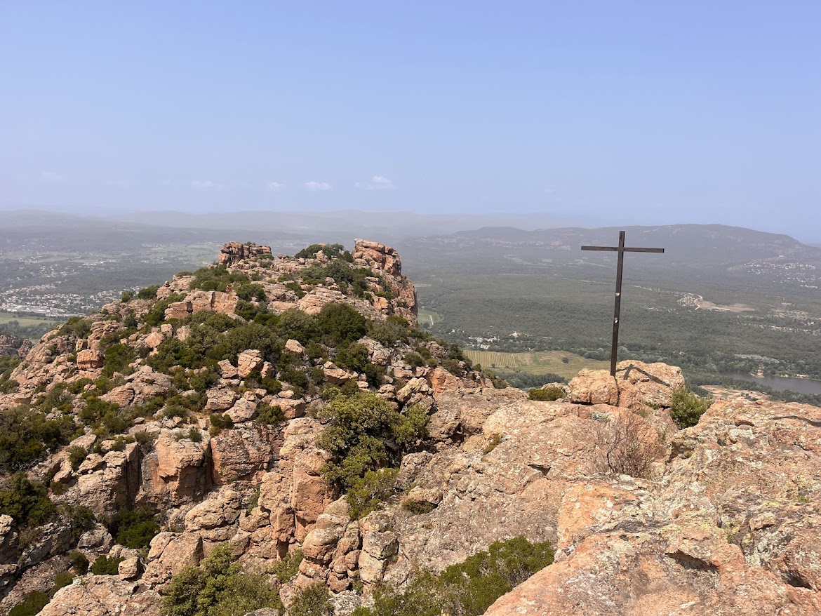 Une vue apaisante de la nature du Var évoquant la sérénité et le retour au calme.